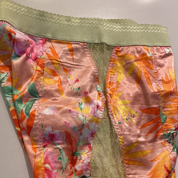 *Vintage* gently worn Dolce and Gabbana floral leggings - Picture 4 of 9